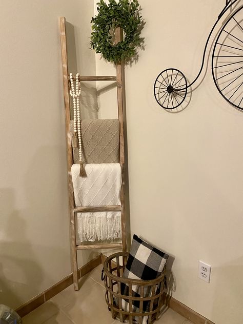 Decor Ladder, Ladder Blanket Decor, How To Style Blanket Ladder, Black Ladder Decor, Decorating Blanket Ladder, Ladder Decor Bedroom, Blanket Latter Living Rooms, Decorative Ladder Bathroom, Blanket Ladder Decor Living Room