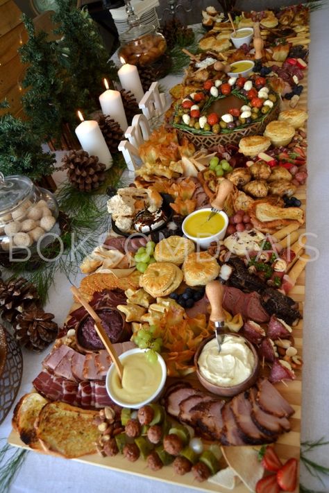 Christmas Dinner Table Decorations, Christmas Party Buffet, Christmas Party Finger Foods, Christmas Buffet Table, Dinner Table Decorations, Christmas Canapes, Christmas Party Snacks, Christmas Potluck, Christmas Desserts Party