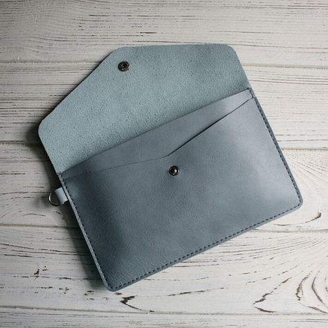 Updates from ChilyLeatherTunes on Etsy Minimalist Clutch, Best Leather Wallet, Hantverk Diy, Toiletry Bag Women, Stationary Supplies, Leather Clutch Purse, Minimalist Bag, Simple Leather, Leather Ideas