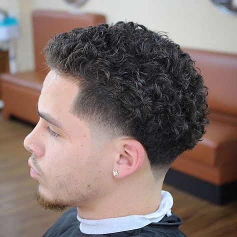 Afro Men Haircut, High Taper Fade Haircut Curly, Curly Middle Part, Low Fade Curly Hair, Curly Hair Taper, Boys Haircuts Curly Hair, Blow Out Hair, Curly Taper Fade, Temp Fade Haircut