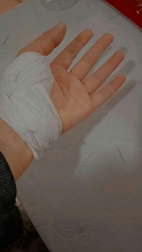 Pic Cute, Rauch Fotografie, Photographie Indie, Hospital Admit Hand Pics, Hospital Pictures, Hand Pic, Girl Hand, Delicacy Food, Hand Pictures