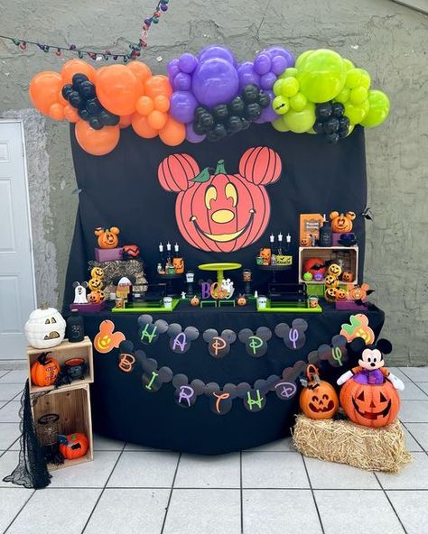 Cake Tables Miami 💜 By Tati on Instagram: "Our little client celebrated his 1st birthday with Halloween Mickey! 🎃 SWIPE to see the deets! 👻 Design and set up || @cake_tables_miami Mickey pumpkin print || @whatever_loquesea" Mickeys Not So Scary Halloween Trunk Or Treat, Mickey Halloween First Birthday, Mickey Mouse Birthday Halloween, Disneyland Halloween Birthday Party, Halloween Mickey Birthday Party, Mickey Mouse Spooky Birthday, Halloween Disney Birthday Party, Mickey Halloween Party Ideas, Mickeys Halloween Birthday Party