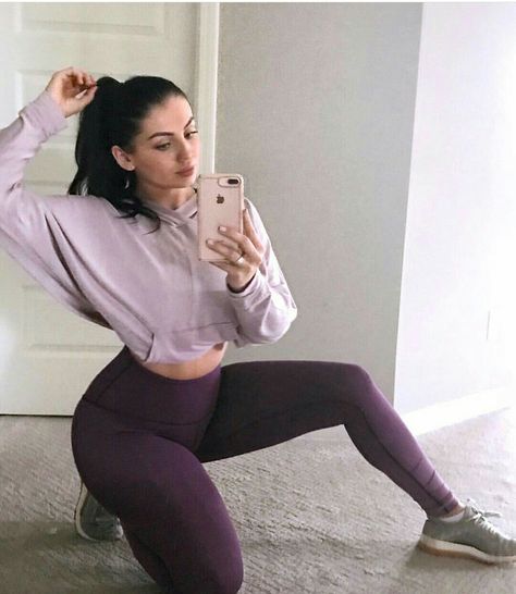 Double purple!! Dark purple leggings with lilac colors top! Work out in style Dark Purple Leggings Outfit, Leggings Outfit Aesthetic, Purple Leggings Outfit, Sports Leggings Outfit, Workout Outfits Aesthetic, Workout Leggings Outfit, Sporty Girl, Lavender Tops, Cute Gym Outfits