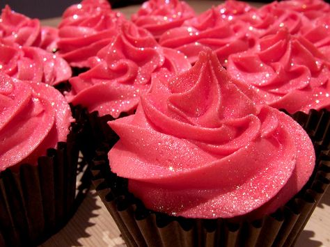 cupcakes cupcakes cupcakes Chocolate Cupcakes with Hot Pink Disco Glitter Hot Pink Cupcakes, Sparkly Cupcakes, Sparkle Cupcakes, Cupcake Rosa, Birthday Dream, Glitter Cupcakes, Pretty Cupcakes, Pink Frosting, Pastel Grunge