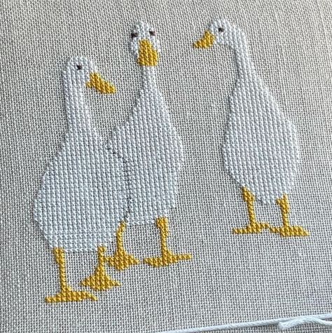 Cross Stitch Duck Pattern, Goose Cross Stitch, Diy Embroidery Shirt, Animals Cross Stitch, Basic Hand Embroidery Stitches, Animal Cross Stitch Patterns, Cross Stitch Patterns Flowers, Cross Stitch Bird, Mini Cross Stitch