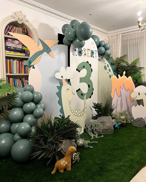 🎈🦖 Roar-Some Birthday Surprise! 🦖🎈with @svetlana.zaxarov We had an absolute blast creating this dinosaur-themed balloon setup for a special little one turning 3 who absolutely loves dinosaurs! 🥳🦕 From vibrant latex balloons to eye-catching foil dinos, every detail was crafted to bring joy and excitement to the birthday celebration. 🎉✨ Seeing the happiness on their face is what makes our job so rewarding! 💖 #BirthdaySurprise #DinosaurParty #BalloonDecor #dinoparty #3rdbirthday #dinosaur #... Dino Backdrop, Dinosaur Balloons, Dinosaur Themed Birthday Party, Dinosaur Theme Party, Dino Party, Dinosaur Theme, Dinosaur Party, Birthday Surprise, Latex Balloons