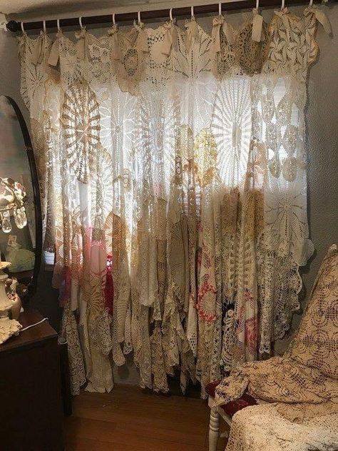 Shabby Vintage Decor, Cortinas Boho, Chic Curtains, Thrifted Home Decor, Shabby Chic Curtains, Shabby Chic Interiors, Vintage Curtains, Shabby Chic Bathroom, Boho Curtains