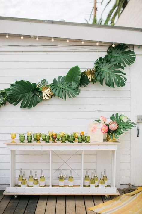 The Ultimate Tropical Leaf Wedding Décor: Palm Leaves Tropical Chic Decor, Bridal Shower Drinks, Hawaiian Rainbow, Tropical Wedding Decor, Tropical Interior, Tropical Bridal, Tropical Bridal Showers, Tree Centerpieces, Tropical Architecture