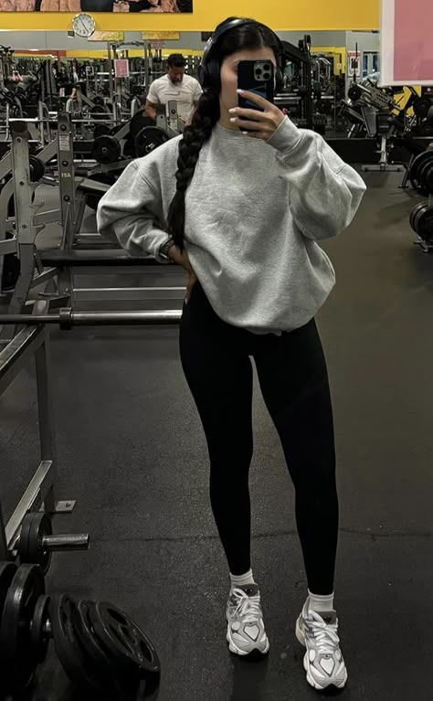 Oversized Hoodie Gym Outfit, Gym Girlies Aesthetic Pictures, Baggy Gym Outfit, Cute Athletic Outfit, Aisha Potter, Gym Pic, Gym Outfit Inspo, Modest Gym Outfit, Gym Ootd