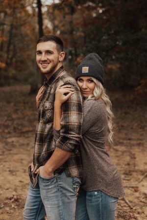 Gift Basket Ideas For Boyfriend, Basket Ideas For Boyfriend, Fall Couple Pictures, Fall Couple Photos, Shooting Couple, Fall Photo Shoot Outfits, Family Photoshoot Poses, Looking At Each Other, Fall Family Portraits