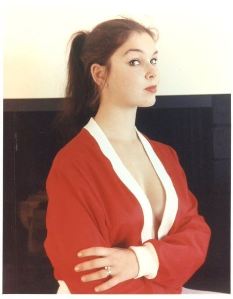 Yvonne Craig Dc Batgirl, Yvonne Craig, Wayne's World, Pin Up Photos, Elite Model Management, Sports Illustrated Swimsuit, Batgirl, Pretty Woman, Star Trek