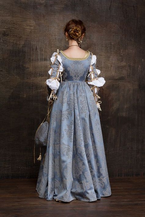 Back view of a gown like what Samantha meets her grandfather in. Gaun Abad Pertengahan, Medieval Costume, Period Outfit, Medieval Dress, Medieval Clothing, Woman Dress, Period Costumes, Historical Costume, Historical Dresses