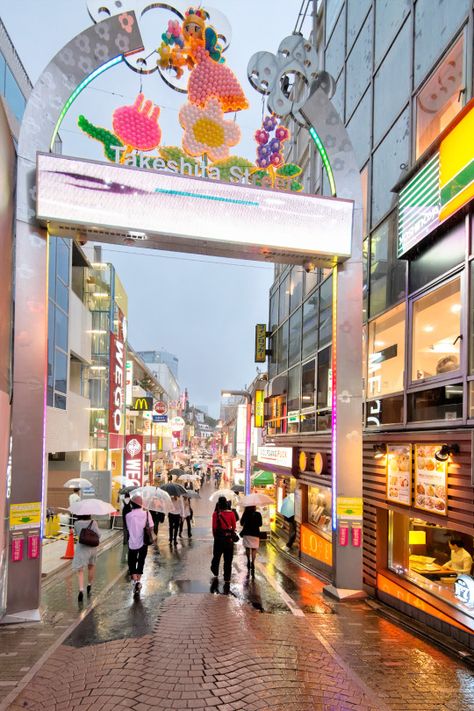 Pinky Street, Takeshita Dori, I Love The Rain, Love The Rain, Takeshita Street, Harajuku Street, Go To Japan, Japan Aesthetic, Rainy Night