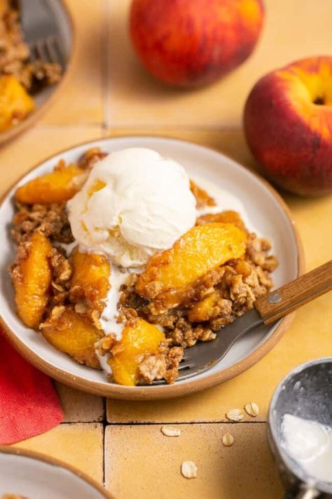 This simple recipe for Healthy Peach Crisp utilizes oats, almond flour, and fresh peaches, creating a delightful gluten-free and vegan dessert. Enjoy the deliciousness of this guilt-free treat! Keto Peach Crisp, Peach Oatmeal Crisp, Natural Sweets, Healthy Peach Crisp, Healthy Peach Recipes, Easy Peach Crisp, Peach Oatmeal, Peach Crisp Recipe, Peach Dessert Recipes