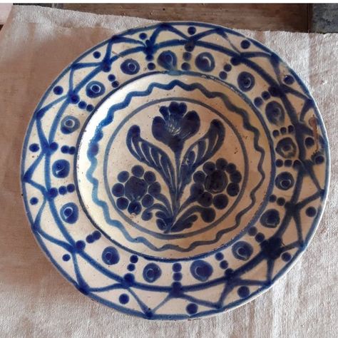 Blue Pottery Designs, Spanish Pottery, Visuell Identitet, Spanish Decor, Zellige Tile, Talavera Tiles, Blue Pottery, Pottery Designs, Pottery Making