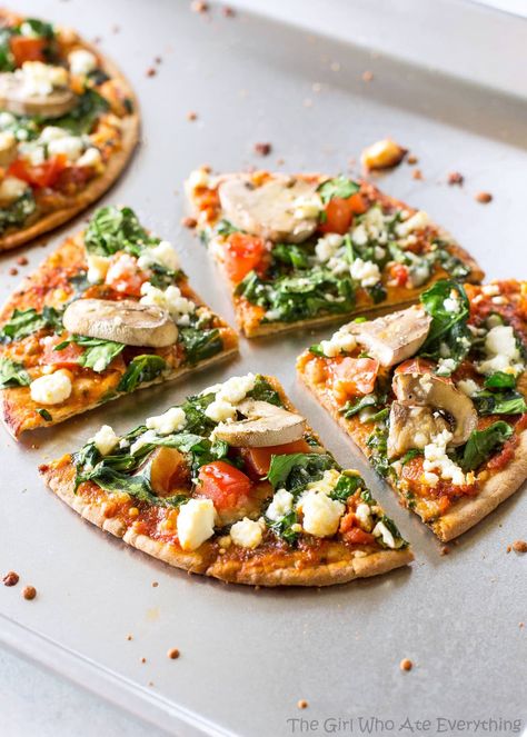 Spinach and Feta Pita Pizzas - a great appetizer or even filling enough for a meal. Only 350 calories per pizza.. the-girl-who-ate-everything.com Pita Bread Pizza, Feta Pizza, Pane Pita, Pickle Recipes Homemade, Pita Pizza, Spinach Pizza, The Girl Who Ate Everything, Pan Pita, Pita Pizzas