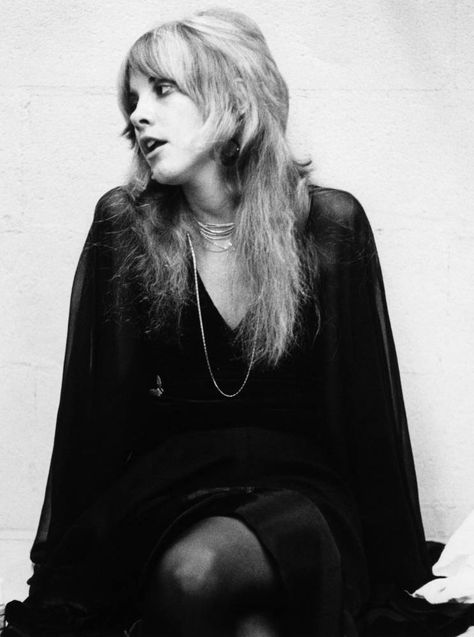 Stevie Nicks' Style Evolution: A Look Back At Her Most Epic Outfits (PHOTOS) Stephanie Lynn, Stevie Nicks Style, Lindsey Buckingham, 70s Hair, Stevie Nicks Fleetwood Mac, Liza Minnelli, Musica Rock, Style Muse, I'm With The Band