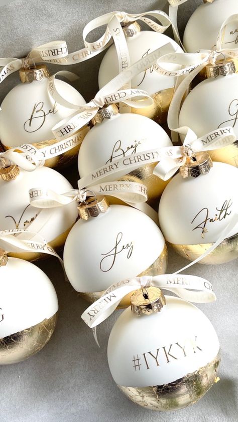 EXCLUSIVE 6 cm, 8 cm, and 10 cm Ø wool white glass Christmas baubles available in matte or glossy finish, handcrafted with gold leaf and vinyl foil, adorned with a golden crown, and finished with a cream-colored satin ribbon with gold embossing! BESTSELLER 2020, 2021, 2022 & 2023! Add a magical glow to your Christmas tree this year with our exquisite selection of customizable Christmas baubles, handcrafted with gold leaf, silver leaf, or copper leaf! Each of our carefully selected baubles is mad Leaf Christmas Tree, Glass Christmas Baubles, Rose Gold Ribbon, Christmas Tree Baubles, Feuille D'or, Christmas Bauble, Oct 31, White Gift Boxes, Christmas 2024