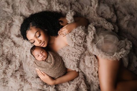 Mommy And Newborn Pictures, Newborn And Mommy Photoshoot, Newborn And Mom Photoshoot, Mommy And Me Newborn Photo Shoot, Mommy Newborn Photoshoot, Boy Mom Photo Shoot Ideas, Mother Son Newborn Pictures, Newborn And Mommy Pictures, Photo Shoot With Newborn