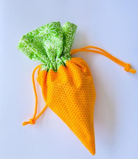 Carrot Treat Bag For Easter Carrot Bag Pattern, Carrot Treat Bags For Easter, Carrot Bags For Easter, Carrot Treat Bag Pattern, Carrot Treat Bags, Crafts With Scrap Fabric, Leftover Fabric Crafts, Easter Fabric Crafts, Easter Craft Ideas