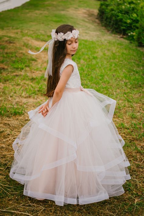 Communion Photoshoot, Baptism Photoshoot, Photoshoot Beach, Fotos Aesthetic, Model Poses Photography, First Holy Communion, Beach Photoshoot, Holy Communion, First Communion