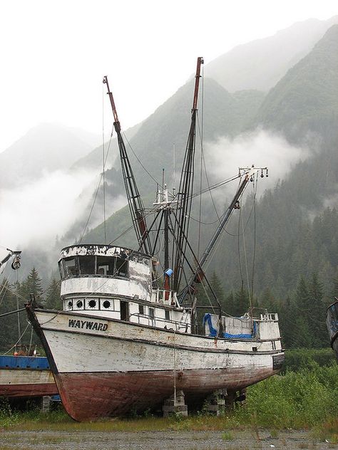 Nautical Aesthetic, Working Boat, Boat Pictures, Boat Pics, Lake Pictures With Friends, Fishing Vessel, Abandoned Ships, Pictures With Friends, Old Boats