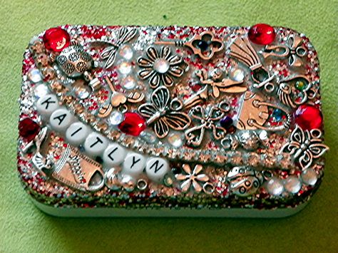 DIY Money tin for a little girl. Glue charms and glitter to the lid of an Altoids tin. Simple project! Diy Jewelry Box Ideas, Jewelry Box Ideas, Can Jewelry, Mod Podge Glitter, Diy Jewelry Box, Mint Tin Crafts, Money Tin, Altoids Tins, Altered Tins