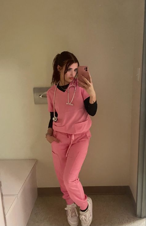 med coutore! Pink Nurse Outfit, Dentist Outfit, Doctor Motivation, Medical Inspiration, Outfit Uni, Radiology Tech, Pink Scrubs, Nurse Aesthetic, Scrubs Outfit