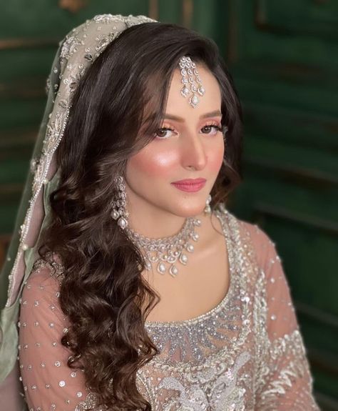 Valima Bridal Hairstyle, Walima Bride Hairstyles Pakistani, Engagement Hairstyles With Dupatta, Soft Bridal Makeup Pakistani, Walima Bridal Hairstyle, Pakistani Bride Hairstyle With Dupatta, Pakistani Bridal Hairstyles With Dupatta, Engagement Makeup Look Pakistani, Engagement Makeup Pakistani