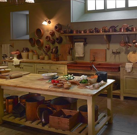 Downton Abbey Kitchen Style, Downtown Abbey Kitchen, Castle Leoch Kitchen, Downton Abbey Interiors, Downton Abbey Kitchen, Downton Abbey House, Downton Abbey Castle, English Style House, Mission Style Kitchens