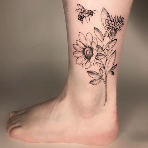 dagmar 🦜 on Instagram: “Honeybee with a sunflower and a thistle for lovely Debby🐝 - - - - - - #thistle #honeybee #honeybeetattoo #bouquettattoo #floraltattoo…” Bee And Flower Tattoo, Honey Bee Tattoo, Honeycomb Tattoo, Thistle Tattoo, Spinal Tattoo, Bouquet Tattoo, Forest Tattoos, Friendship Tattoos, Hummingbird Tattoo