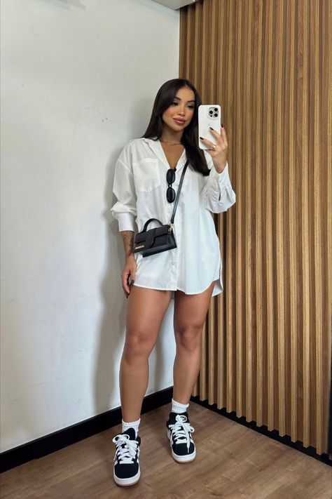 Oversize T Shirt Outfits Women Casual, Long Button Up Shirt Outfit Summer, Romantic Style Outfit Aesthetic, Park Concert Outfit, Comfy Bar Outfit, Mid Size Date Night Outfit, La Fashion Summer, Graduation Guest Outfit Casual, Outfits Medellin