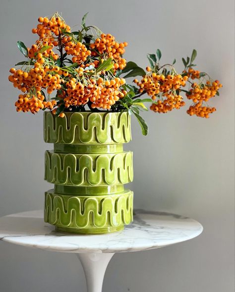 Retro Vase, Instagram Autumn, Pottery Handbuilding, Green Retro, Planter Ideas, Pottery Crafts, Green Vase, Diy Pottery, Ceramics Pottery Art