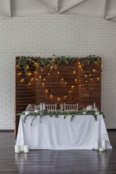 Wedding Backdrop Design Wood, 4 Person Head Table Wedding, Sweetheart Table Wood Backdrop, Head Table Pallet Backdrop, Backdrop Behind Cake Table, Wood Wedding Backdrop Head Table, Main Table Backdrop Ideas, Wedding Cake Table Backdrop Ideas, Sweet Heart Table Back Drop