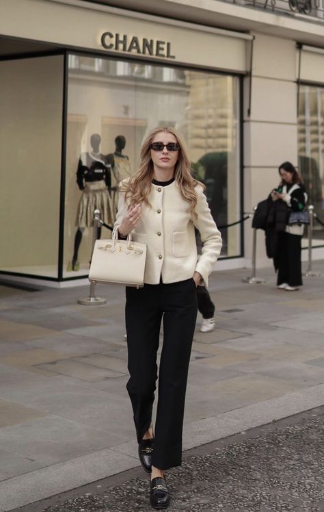 Relaxed Corporate Work Outfits, Chanel Outfits Women Korea, Lecturer Outfit Women, Hongkong Outfit Ideas, Classy Hijabi Outfits, Old Money Office Outfit, Hongkong Outfit, Tweed Jacket Outfit, Adrette Outfits