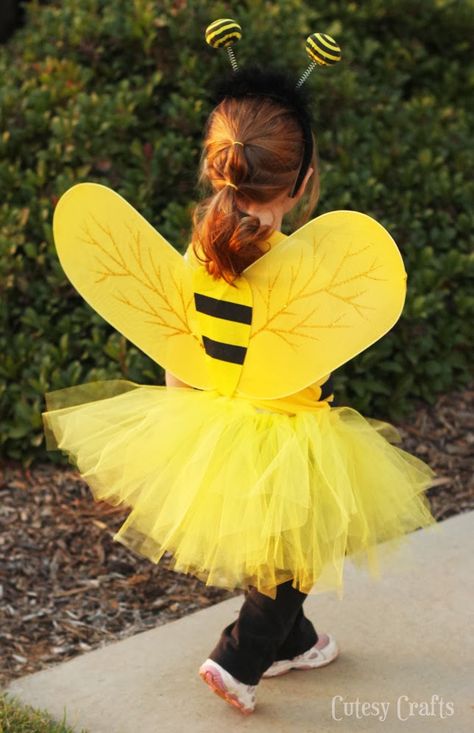 DIY Bee Costume -- love the yellow tutu Diy Bee Costume, Bee Costume Diy, Bumble Bee Wings, Diy Fantasia, Diy Bee, Bumble Bee Costume, Light Up Costumes, Bee Wings, Duo Costumes