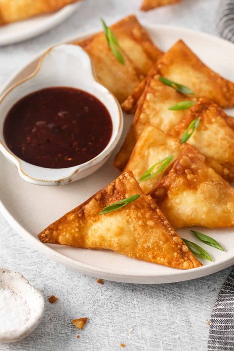 This cream cheese Rangoon recipe is a literal bundle of creamy, cheesy joy! Rich cream cheese filling is placed in the middle of a wonton wrapper, sealed, and then fried to a beautiful golden brown. The result? Crispy cream cheese wontons that melt in your mouth with every bite! Avocado Cream Cheese Wontons, Cream Cheese Ragoons Baked, Rangoon Recipe Cream Cheese, Cream Cheese Wonton Recipes, Cream Cheese Wontons Air Fryer, Recipes With Wonton Wrappers, Cheese Ragoons, Cream Cheese Rangoon Recipe, Homemade Cream Cheese Wontons