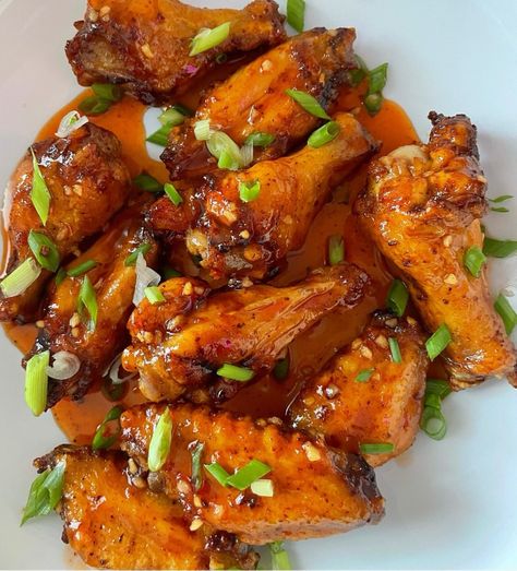 Honey Garlic Sriracha Chicken Wings - Siracha Chicken Wings, Garlic Sriracha Chicken, Sriracha Chicken Wings, Sriracha Wings, Honey Sriracha Sauce, Garlic Wings, Honey Sriracha Chicken, Glam Kitchen, Sriracha Chicken