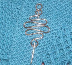 Pin Tutorial, Diy Shawl, Pin Diy, Wrapping Tutorial, Bijoux Fil Aluminium, Shawl Pin, Scarf Pin, Shawl Pins, Jewelry Techniques