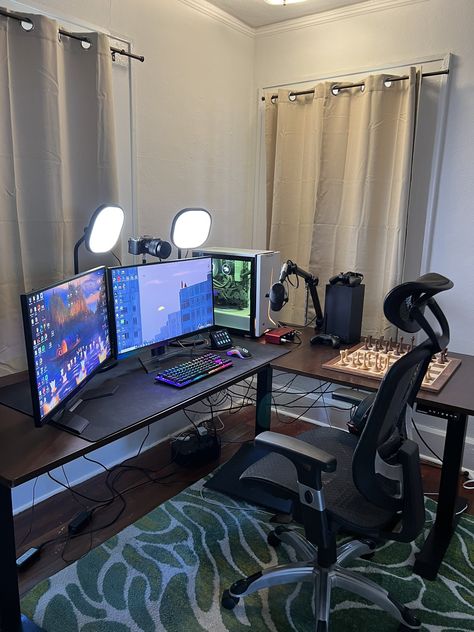 Home Office Streaming Setup, Pc Streaming Setup, Streaming Room Ideas, Streamer Setup, Small Room Setup, Streaming Room, Stream Setup, Gamer Desk, Gaming Desk Setup