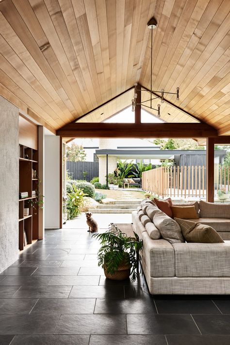 A Mid-Century Inspired Home In Torquay, VIC, Surprises Mid Century Modern Living Room Decor, Coastal Living Rooms, Mid Century Modern Living Room, Neutral Living Room, Australian Homes, Mid Century Modern House, Living Room Style, Mid Century House, The Colour