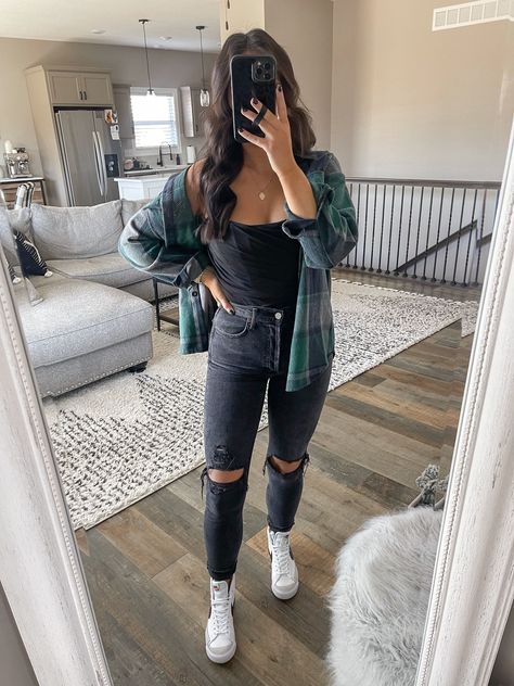 High Waisted Black Jeans Outfit, Jeans Outfit High Waisted, Black Chelsea Boots Outfit, Black Ripped Jeans Outfit, Mom Fits, Casual Brunch Outfit, Corset Top Outfit, Chelsea Boots Outfit, Ripped Jeans Outfit