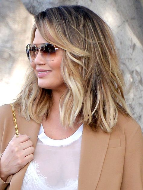 Chrissy Teigen's blunt, choppy lob is chock-full of movement and texture—perfect for girls with wavy hair. Her swoop of bangs only adds to the off-duty vibe. Chrissy Teigen Hair, Choppy Lob, Bob Hairs, Layered Lob, Hair 2016, Balayage Ombré, Wavy Bob, Medium Layered, Lob Hairstyle