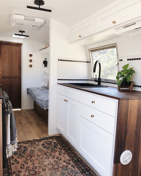 Caravan Vintage, Camper Vintage, Airstream Remodel, Airstream Interior, Camping 101, Airstream Renovation, Caravan Renovation, Rv Makeover, Travel Trailer Remodel