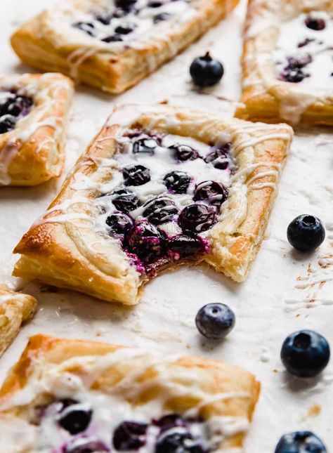 You can make a Blueberry Danish with a flaky puff pastry dough topped with a cream cheese mixture and fresh blueberries in just 20 minutes! It’s so easy, simply and delicious! Blueberry Danish Recipe, Blueberry Dinner, Danish Recipe Puff Pastry, Blueberry Danish, Cream Cheese Pastry, Danish Recipe, Sweet Potato Casserole Easy, Cream Cheese Danish, Easy Puff Pastry