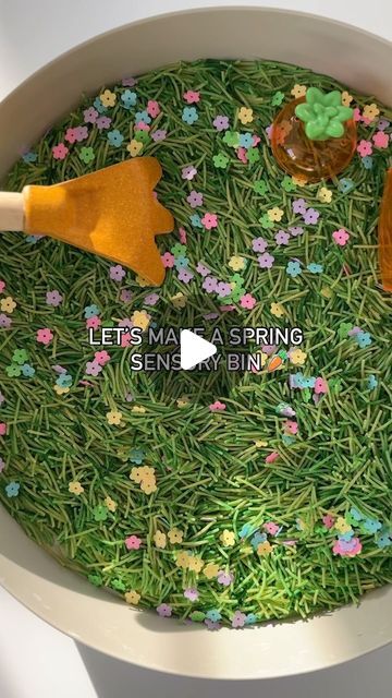 Simple Sensory Play, Spaghetti Sensory Bin, Grass Sensory Bin, Gardening Sensory Bin, Spring Sensory Activities, Spring Sensory Play, Garden Sensory Bin, Spring Sensory Bin, March Preschool