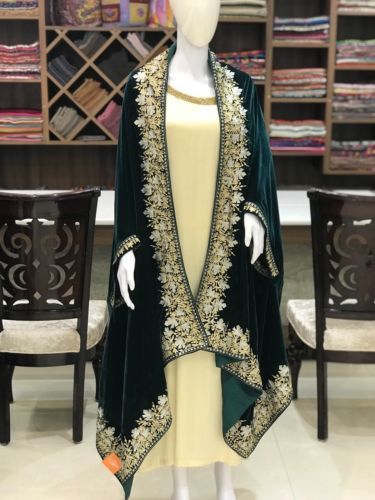 Tilla Embroidery, Velvet Cape, Kashmiri Shawls, Velvet Shawl, Afghan Clothes, Wedding Cape, Afghan Dresses, Pakistani Bridal Wear, Arab Fashion