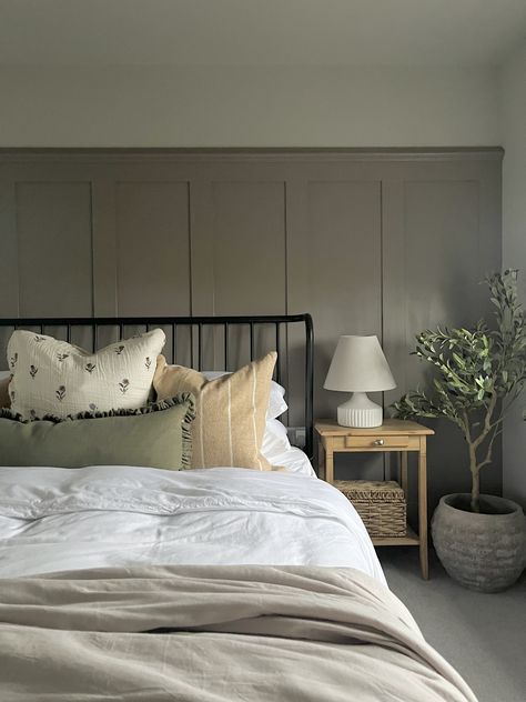 Wall Panelling is a classic way to add character. It is one of the best interior features for adding visual interest and layers of character in a space. I love bedrooms with panelling behind the headboard because I think it really anchors a room. The panelling I installed myself in my guest bedroom is a shaker board and batten style panelling which was easy to do and very budget friendly. Simple Wall Panelling, Bedroom Wall Panelling, Wall Panels Bedroom, Wall Panelling, Neutral Bedroom, Board And Batten, Country Farmhouse Decor, Wainscoting, Cozy Bedroom