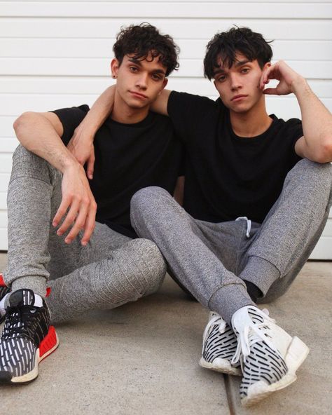 😍😊❤️ Brother Photography Poses, Meet And Greet Poses, The Dobre Twins, Dobre Twins, Marcus And Lucas, Logan And Jake, Lucas Dobre, Dobre Brothers, Marcus Dobre