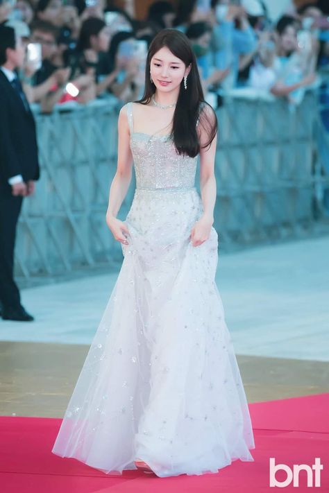 Korean Red Carpet Dress, Asian Prom Dress, Suzy Dress, Actress Wedding, Celebrity Dresses Red Carpet, Dragon Series, Blue Strapless Dress, Anime Black Hair, Blue Ball Gowns